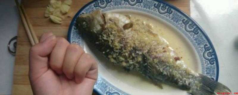 怎么炒鲫鱼(生姜大蒜的做法,简单又好吃)
