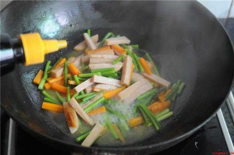 午餐肉怎么做好吃(午餐肉切丝,胡萝卜切粗丝,蒜薹切断备用)