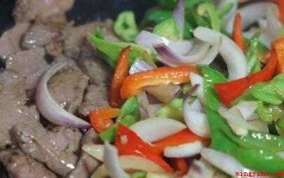 铁板菜有哪些特色菜(铁板洋葱牛肉,铁板培根花菜)