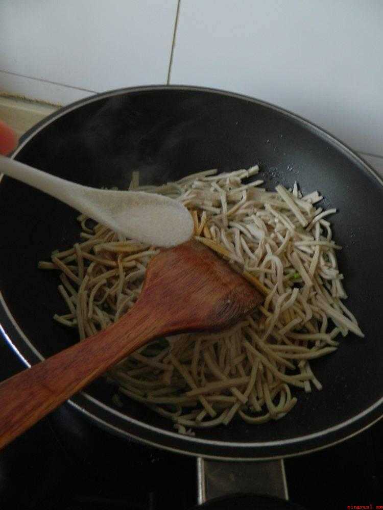豆腐丝怎么炒好吃又简单（豆腐丝的做法_健康频道）