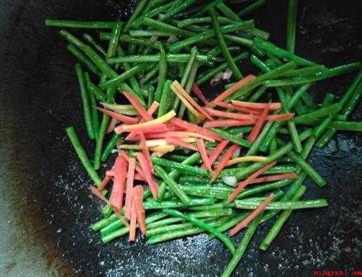 炒豇豆怎么做好吃(豇豆的嫩豆荚和豆粒美味可口)