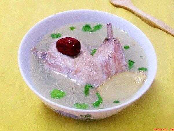 清炖鸡怎么做(三黄鸡洗净,除掉内脏器官和内部结构植物油脂)