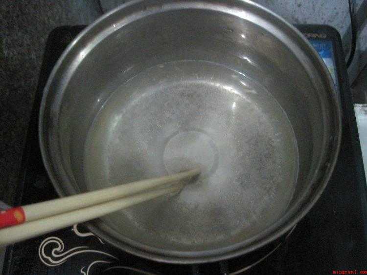 刨冰怎么做(多功能料理机粉碎,用擀面棍敲碎,凹凸感)