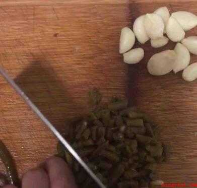 酸豇豆怎么炒(酸豇豆、肉丝、蒜头、辣椒干五六、酱油、鸡精)