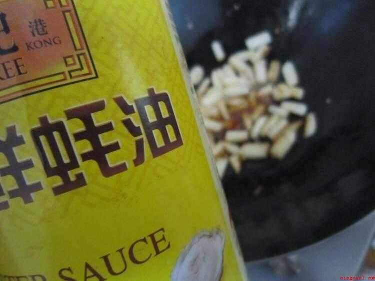 萝卜条怎么炒（白萝卜300克、香肠3条、油、盐、大蒜、蚝油、生抽各适量）
