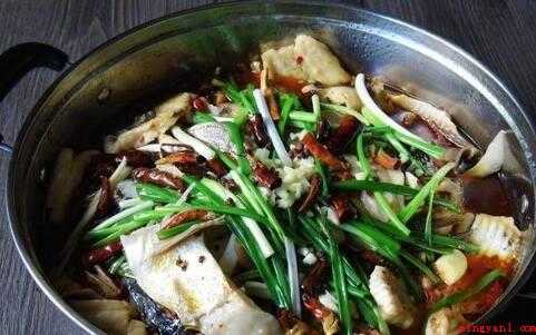 煮鱼放醋的最佳时间（即将起锅时再放醋,这样能充分保持醋味,若放的过早,醋就会在烹）