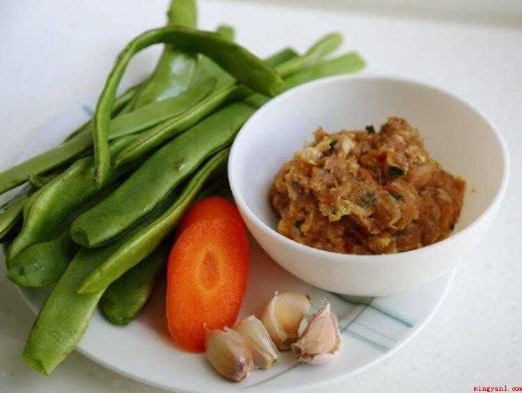 刀豆怎么炒好吃又简单（清理整洁的刀豆,一小截胡萝卜,几瓣蒜头和调好味的肉末）