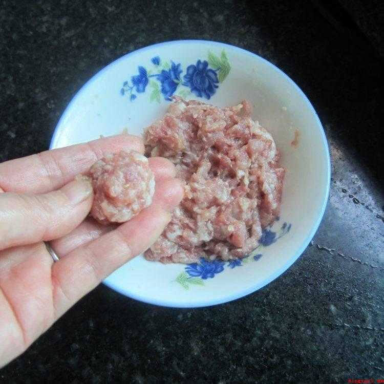 清水丸子肉馅怎么调(小火煮丸子营养成分 )