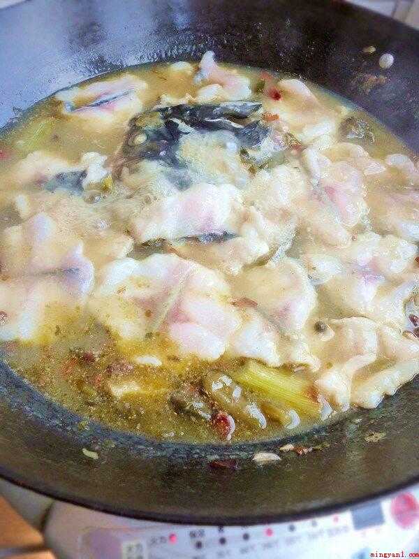 酸菜鱼的做法家常做法用什么鱼(新鲜草鱼一尾,宰杀清洗干净; 四川酸菜洗净切成小块)