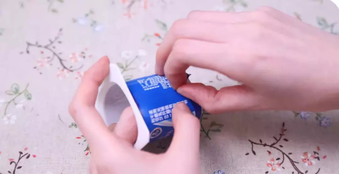 酸奶瓶做手工作品怎么做(酸奶瓶做手工作品作法:)