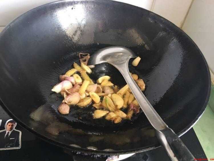 柳根鱼的做法（去鳞鱼,清洁内脏备用。）