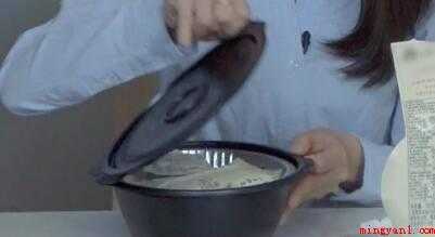 自热煲仔饭怎么使用(自热米饭的拆卸包装方法)