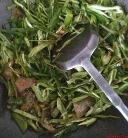 怎么炒肥肉(腊肉、青椒、豆瓣酱一小勺,酱油几滴)