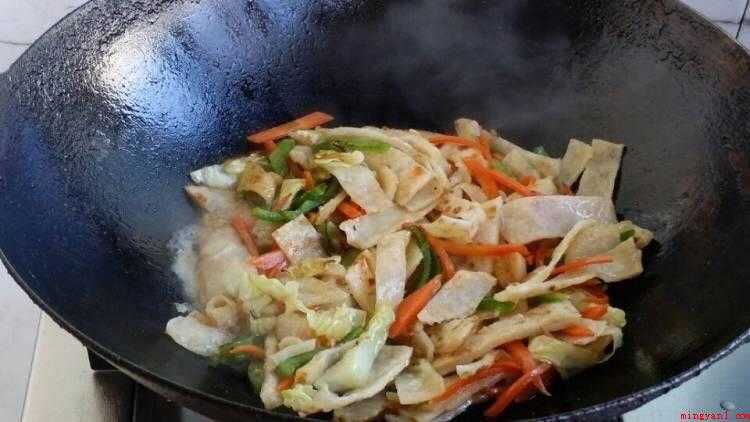 炒饼丝怎么做好吃（食物提前准备:春饼300克、青椒1个、红萝卜1根、包心菜）