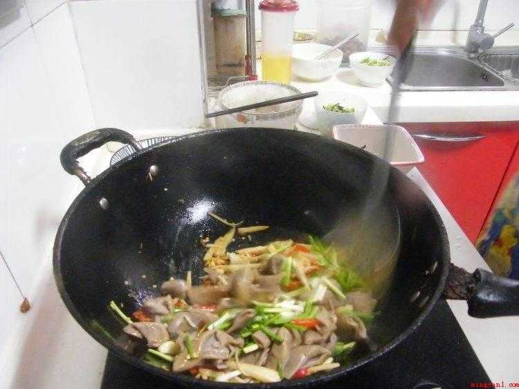 猪小肠怎么炒(猪大肠爆炒最为口味,湘菜一般喜欢爆炒做法,趁热食用非常美味_)