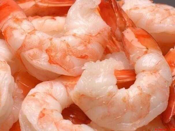 怎么炒滑蛋(炒滑蛋的准备材料:虾50克、玉米粒)
