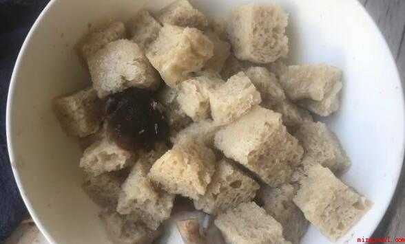 烤麸怎么泡（将烤麸放入沸水中,浸泡5分钟）