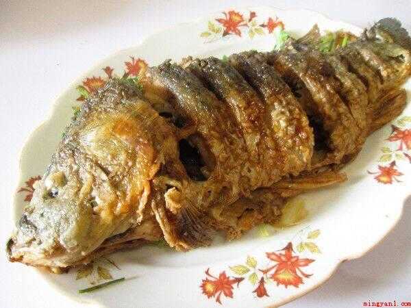 红烧鲤鱼怎么做（鲤鱼洗净,去鳞去腮去内脏,再冲去血水。）