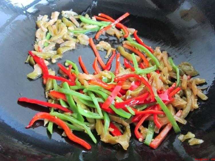 榨菜怎么做好吃（食材准备:榨菜、瘦肉、青红辣椒、植物油、盐、味极鲜、鸡精、淀）