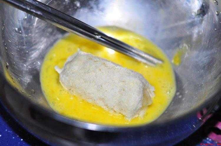 香蕉能做什么简单的美食（香蕉削皮切成2段,按土司的长短来切）