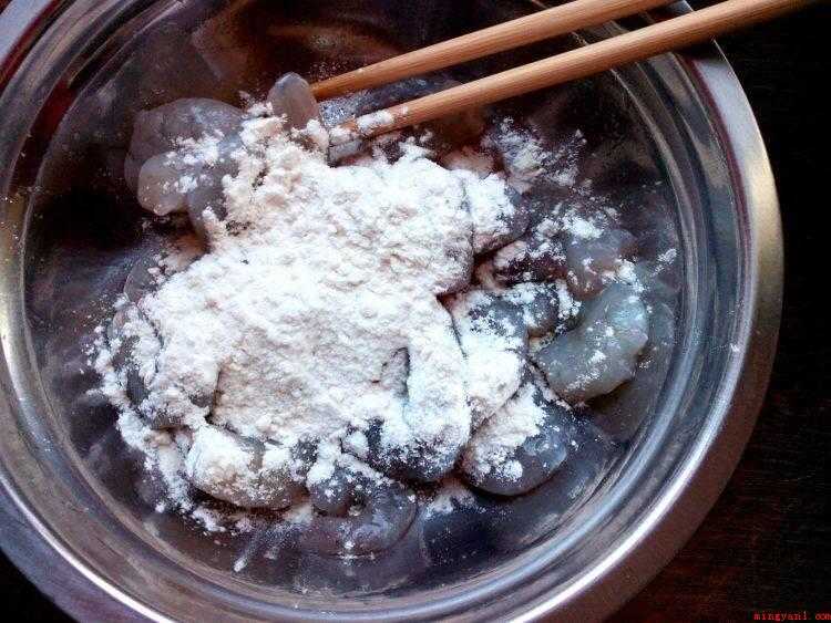 干虾仁太硬怎么做好吃(虾仁中添加少量盐和米酒腌渍一会)