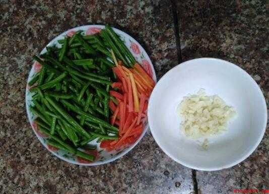 炒豇豆怎么做好吃(豇豆的嫩豆荚和豆粒美味可口)
