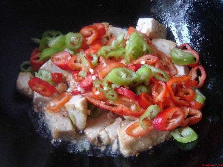 豆腐炒辣椒怎么做(食物提前准备:豆腐300克辣椒50克、油适当、盐适量)