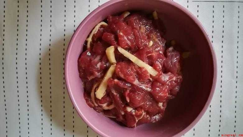 牛肉可以搭什么蔬菜炒(牛肉可以和芹菜炒,具体做法)