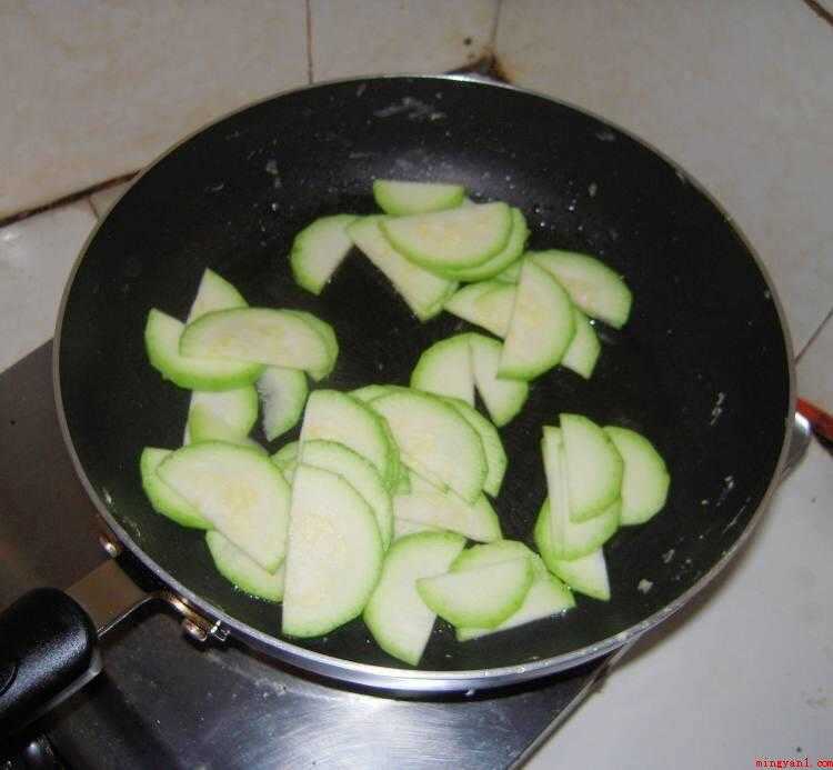 西葫芦炒鸡蛋怎么做好吃(西葫芦的做法_健康频道)