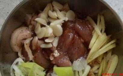 怎么炒白玉菇(白玉菇、胡萝卜片、蒜台开走红)