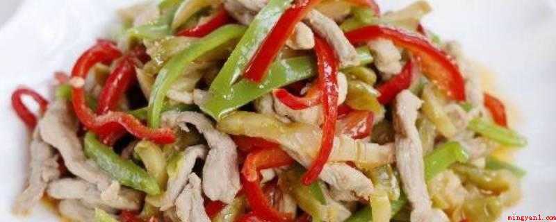 榨菜怎么做好吃（食材准备:榨菜、瘦肉、青红辣椒、植物油、盐、味极鲜、鸡精、淀）
