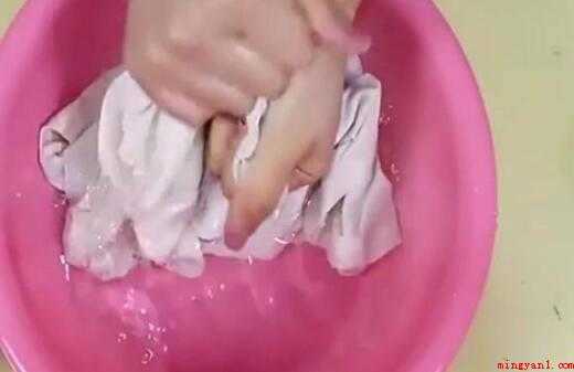 衣服出汗长霉斑怎么洗（酒精,白醋,喷壶,一盆淘米水）