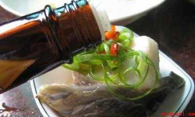 清蒸草鱼怎么做好吃(鲤鱼,盐,料酒,老姜,红甜椒)