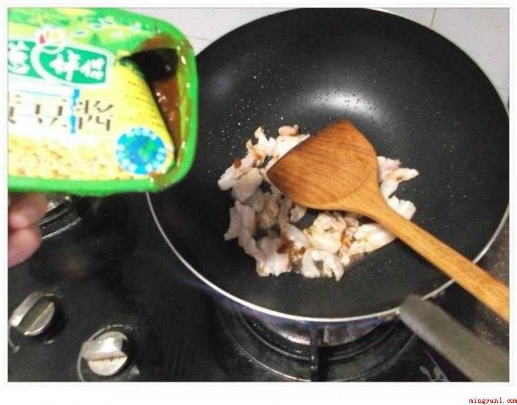 豆腐干炒肉怎么做（五花肉切片、豆腐干切条、蒜苗斜切片）