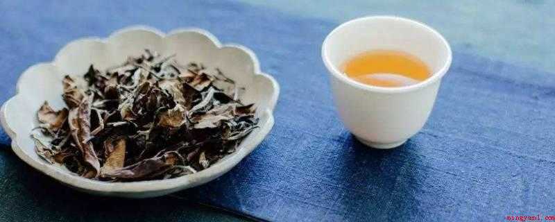 白茶上火还是去火（去火,特别是在湿热的夏天,喝上一点白茶,生津止渴又能降火祛暑）
