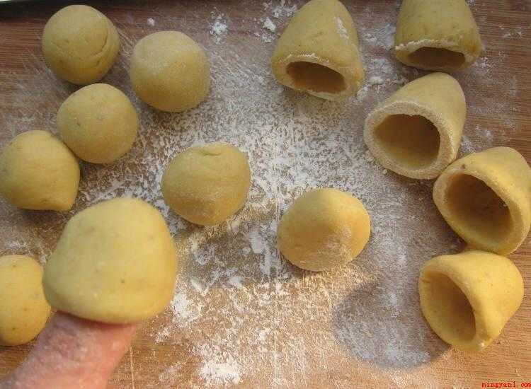窝窝头怎么做（玉米粉,栗子蓉50克,牛奶,白糖,酵母各适量）