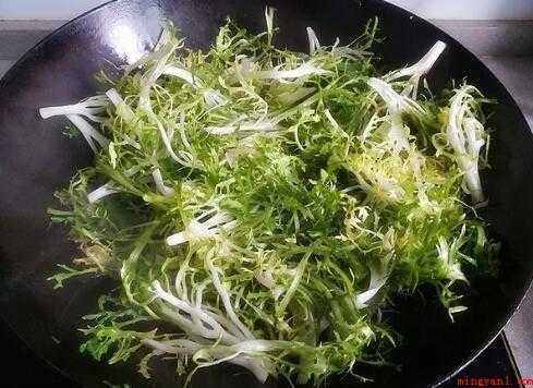 苦菊熟吃做法(苦菊炒三子,大火翻炒至苦菊和三子变软,少许鸡粉调味)