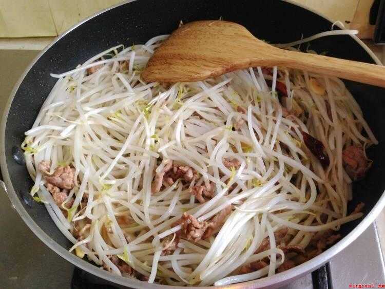 豆芽炒肉怎么做