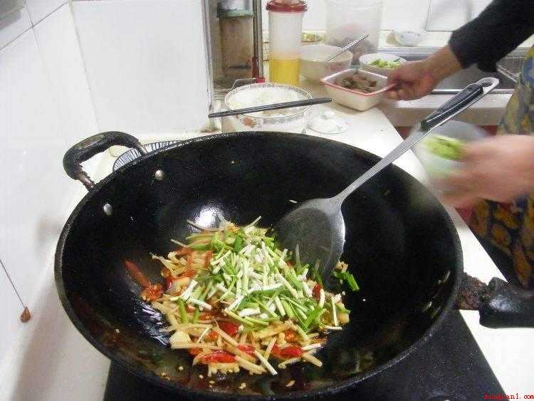 猪小肠怎么炒(猪大肠爆炒最为口味,湘菜一般喜欢爆炒做法,趁热食用非常美味_)