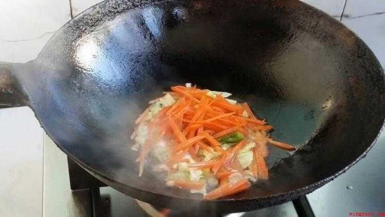 炒饼丝怎么做好吃（食物提前准备:春饼300克、青椒1个、红萝卜1根、包心菜）