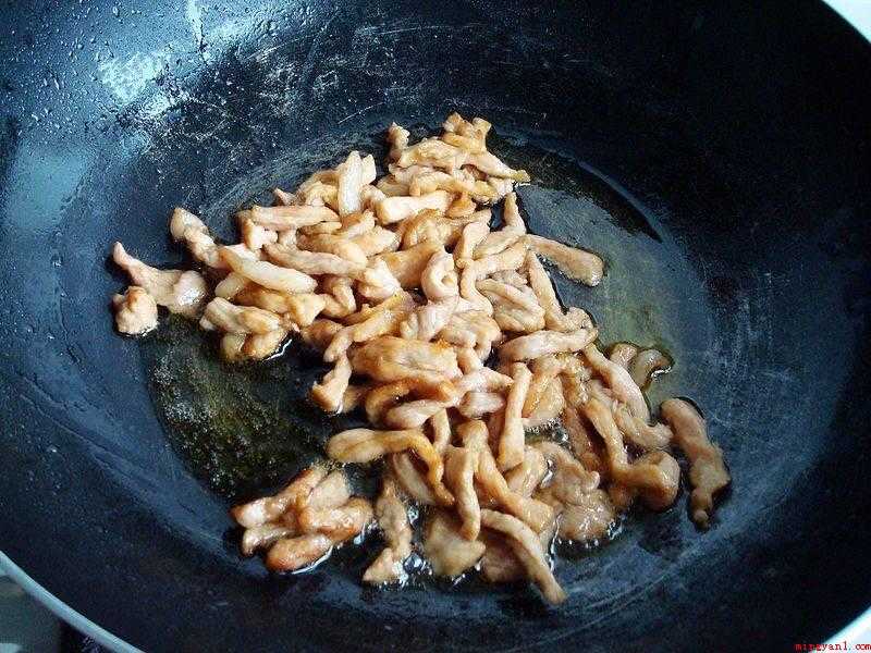 炒大白菜怎么做好吃(卷心菜杆、猪肉、蒜苗、五香粉、芝麻油(可选)、鸡精、淀粉。)