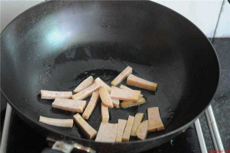 午餐肉怎么做好吃(午餐肉切丝,胡萝卜切粗丝,蒜薹切断备用)
