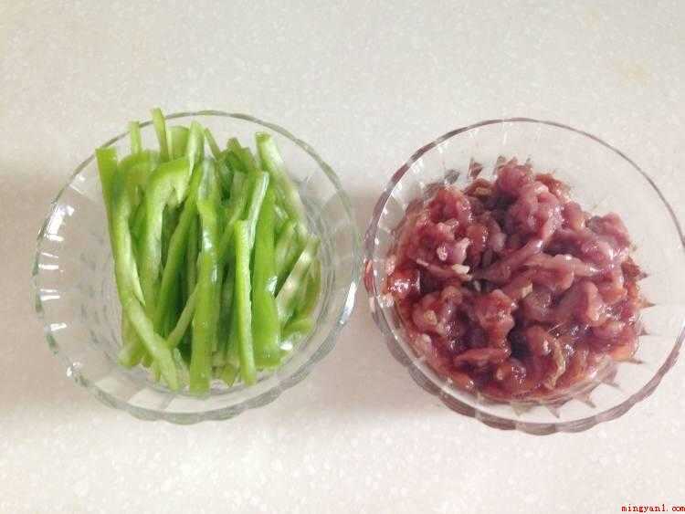 豆芽炒肉怎么做