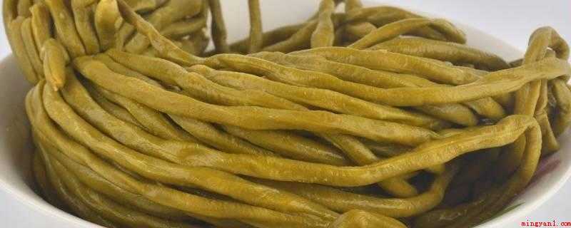 怎样腌制豆角(豇豆的食材准备,豇豆用清水漂净。)