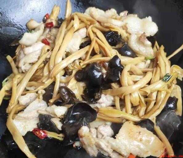 干黄花怎么炒(黑木耳提早用小水泡发掰成小朵,干黄花菜提早2钟头泡开备用)