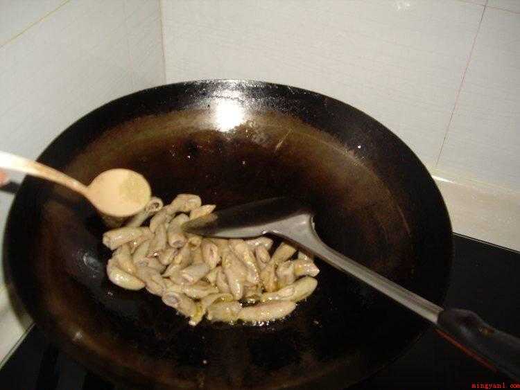 苦肠怎么炒（猪大肠爆炒最为口味,湘菜一般喜欢爆炒做法,趁热食用非常美味_）