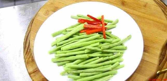 豆角怎么做不变色还绿(豆子切成7厘米左右的长段,再切一点红椒丝配色)