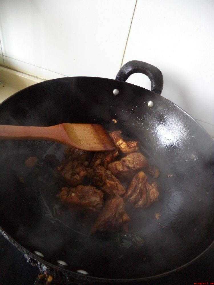 白萝卜怎么炒(食材准备:白萝卜1根排骨500克、油适量、大料3个、香叶2片)