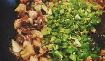 鸡纵菌怎么炒做好吃(鸡枞菌,青椒,蒜,盐,油。)