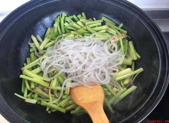 怎么炒芹菜粉(芹菜炒粉条色香味俱全_健康频道)